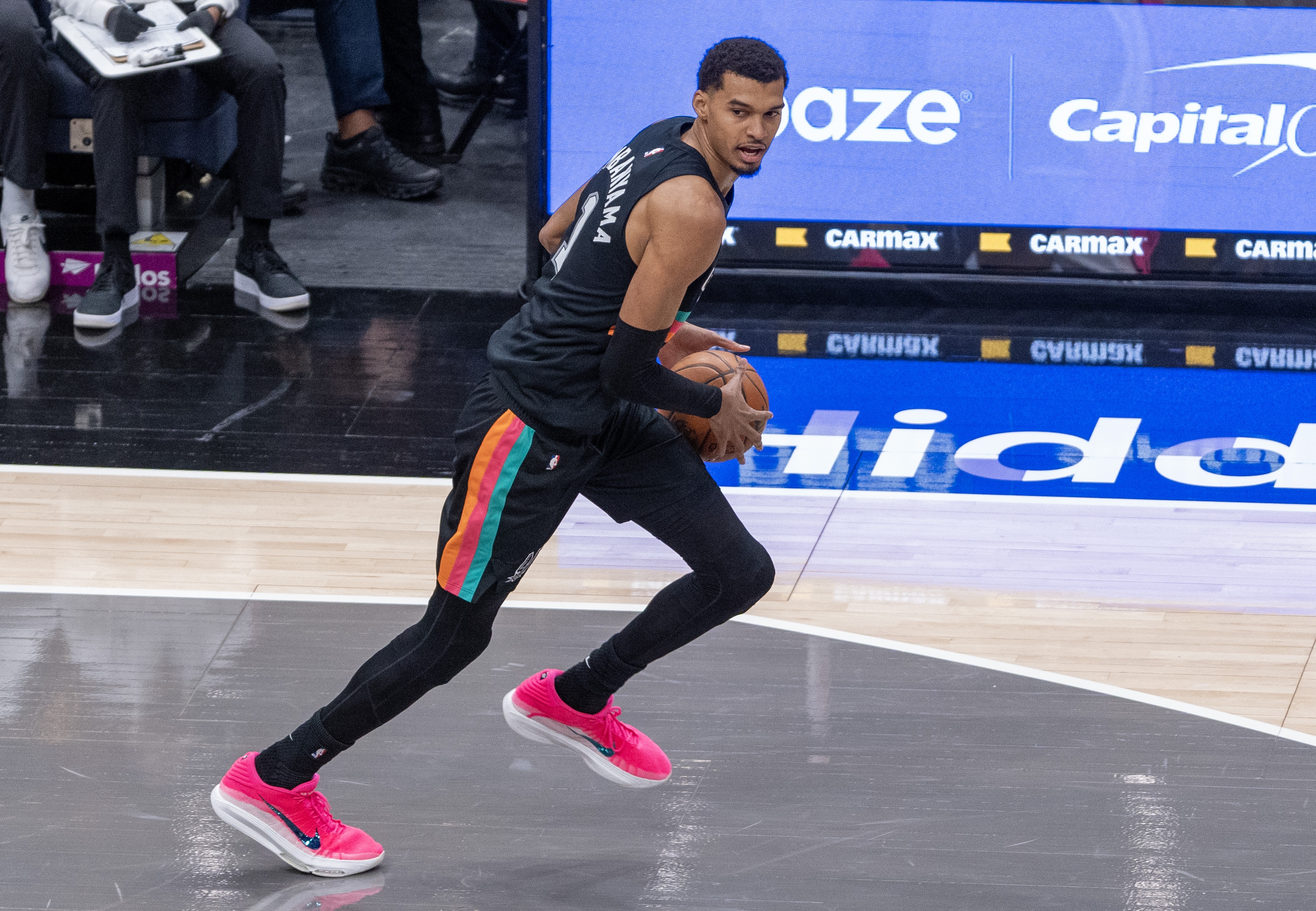 被推了一下？文班亚马强攻欲隔扣切特 遭对手大帽拒绝