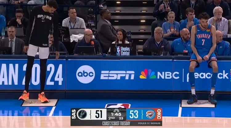 开云下载-针尖对麦芒！文班亚马和霍姆格伦同时走到技术台 死球后一起登场