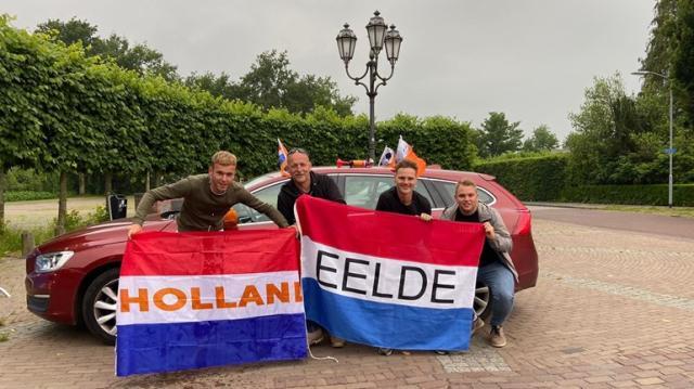 开云注册入口-橙色人流占领多瑙河 球迷爬上市中心雕塑到此一游