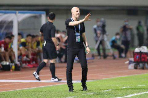 开云体育-小克鲁伊夫不认可“土豪说”：我们工资只是中游水平