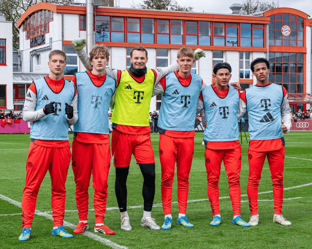 开云下载-诺伊尔与5位队友合影：自己德甲首秀时，他们还没出生