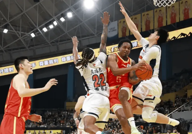 开云下载-小巴里-布朗全场21中7，三分8中2得到21分3篮板3助攻2抢断